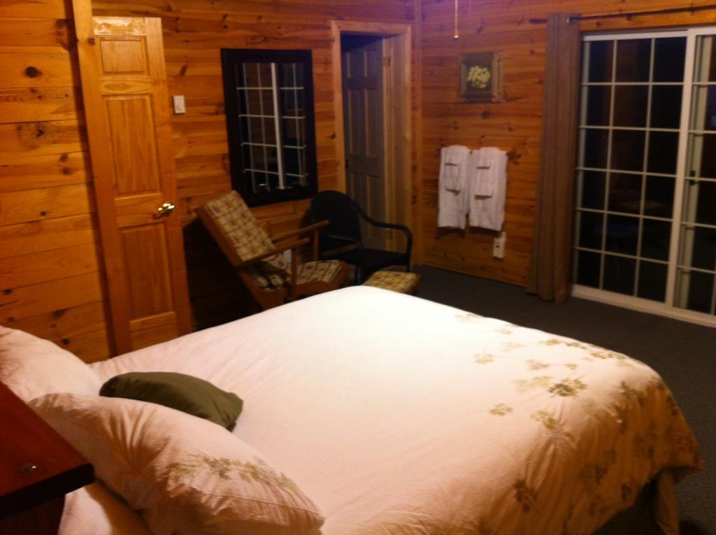 Lake Lauzon Resort Blind River Kamer foto